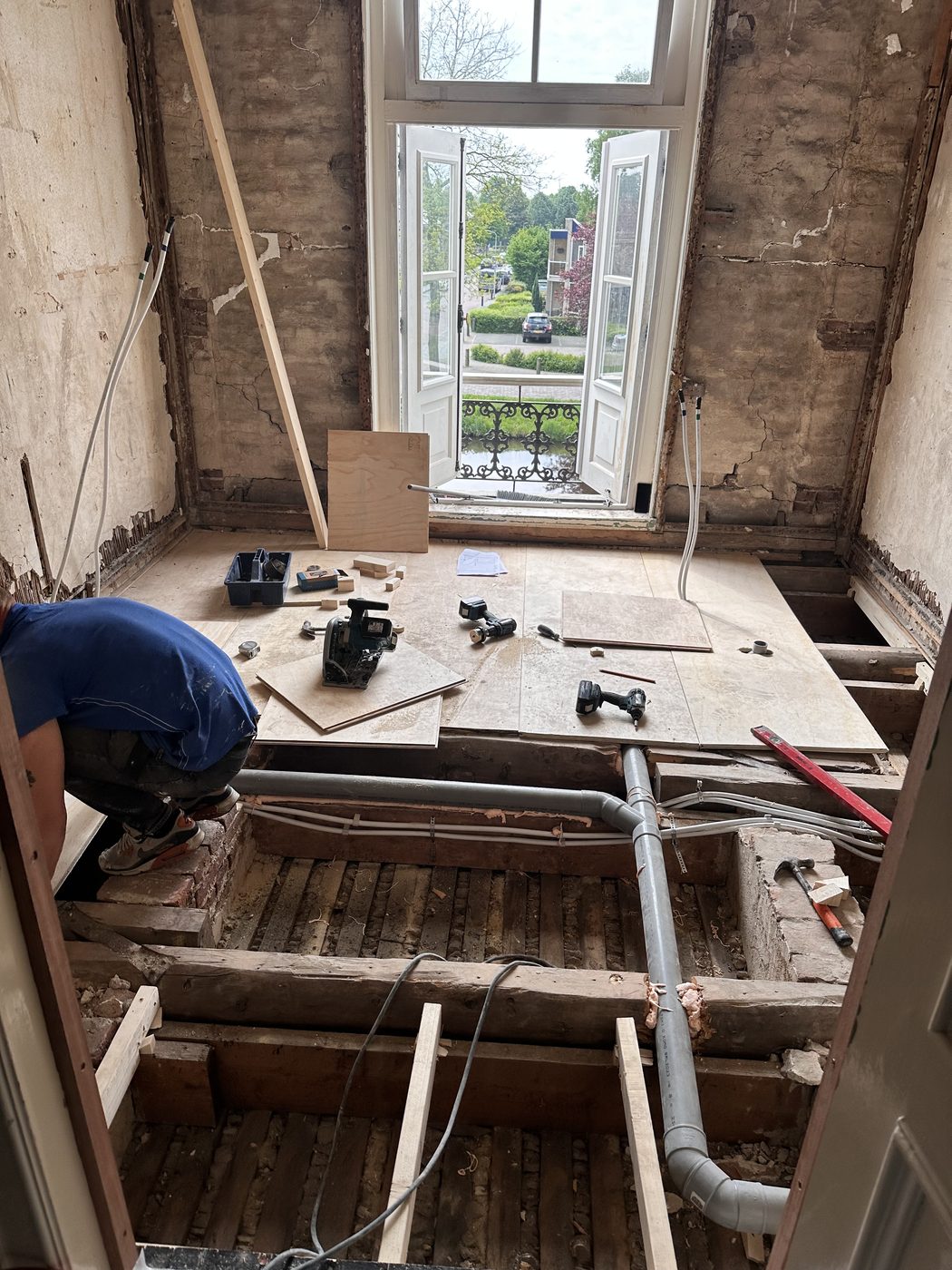 Luxe badkamer met vrijstaand bad — voor de renovatie